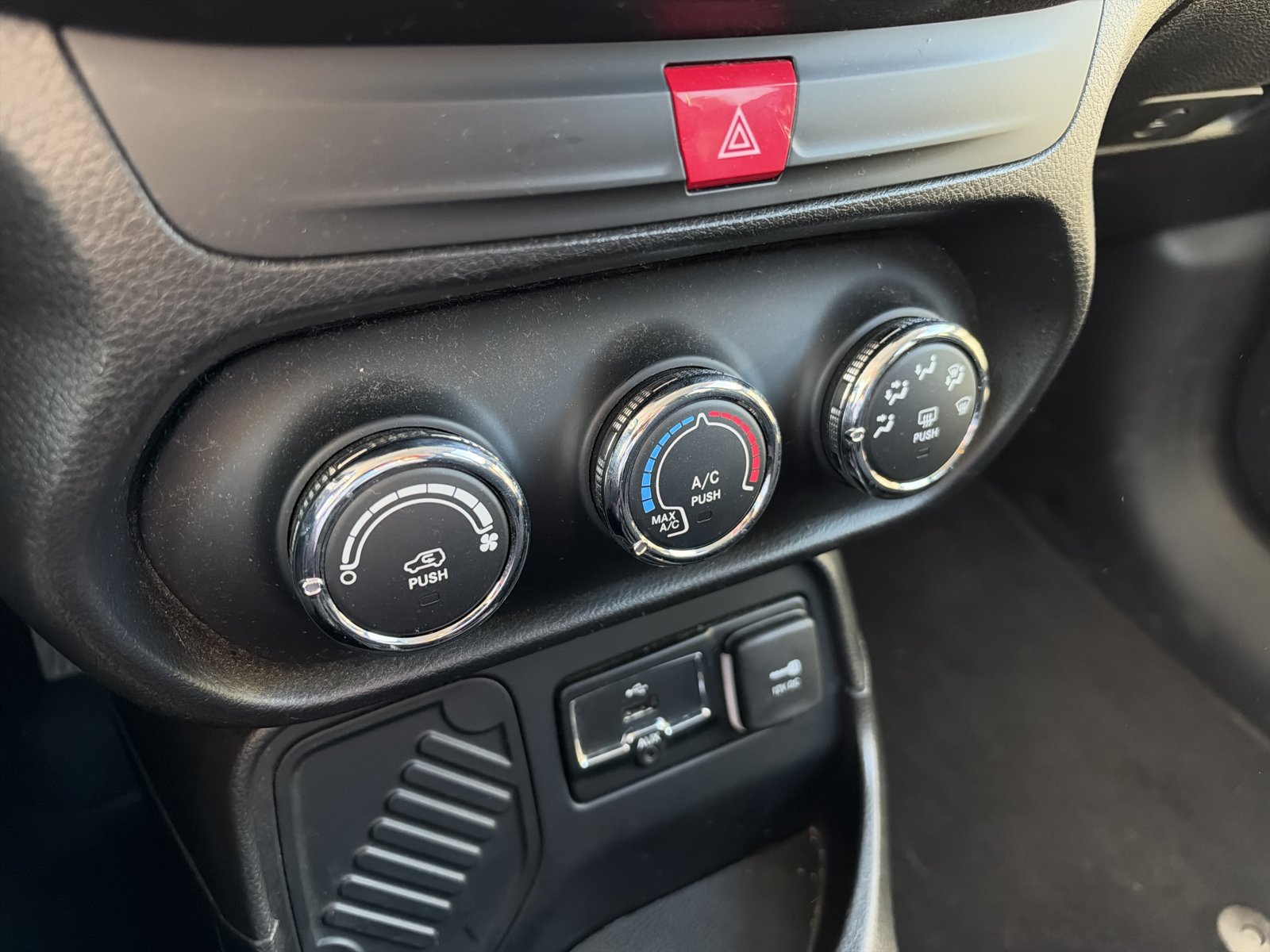 Used 2017 Jeep Renegade Altitude FWD image 17