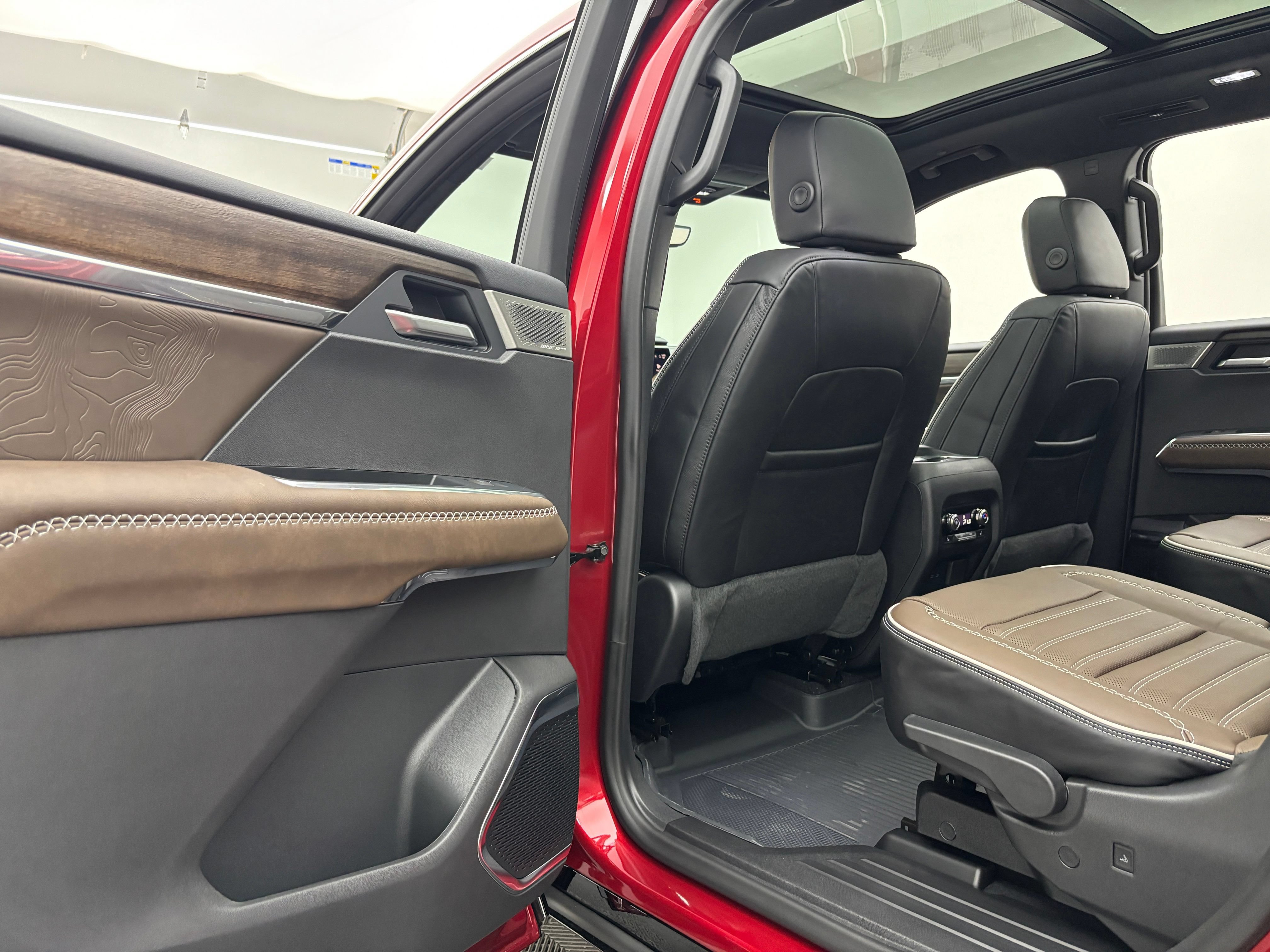 New 2026 GMC Acadia Denali Ultimate w/ LPO, Floor Liner Package AWD/4WD image 46