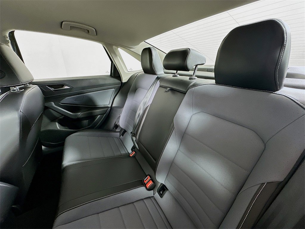 Used 2025 Volkswagen Jetta SE image 17