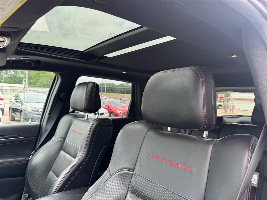Used 2018 Jeep Grand Cherokee Trailhawk w/ Trailhawk Luxury Group AWD/4WD image 3