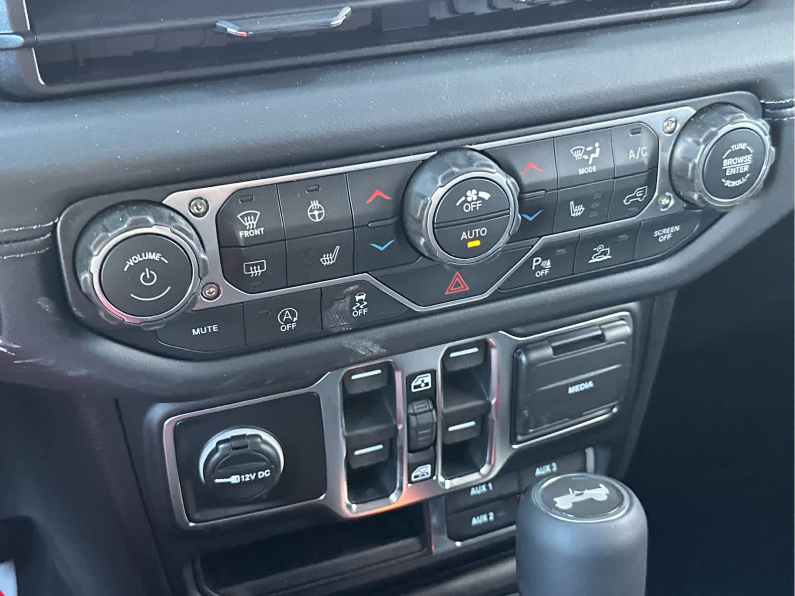 New 2026 Jeep Wrangler Unlimited Sahara AWD/4WD image 32