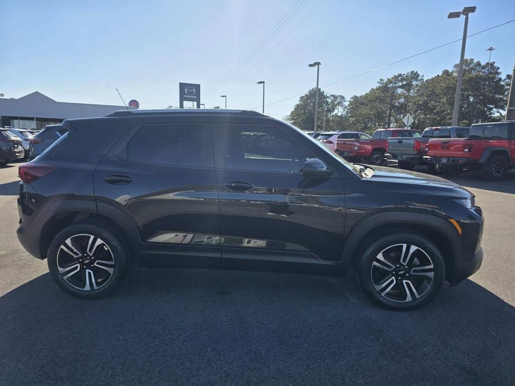 Used 2023 Chevrolet TrailBlazer LT FWD image 2