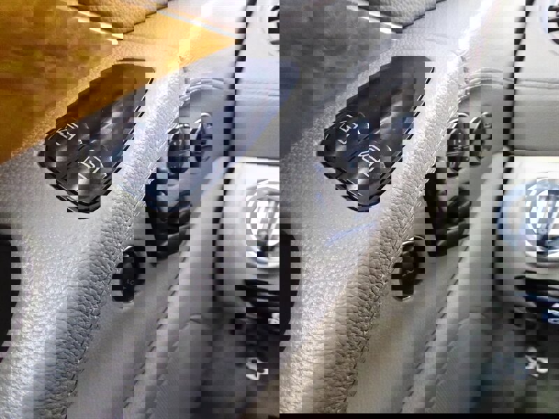 Used 2004 Mercedes-Benz SL 500 image 12