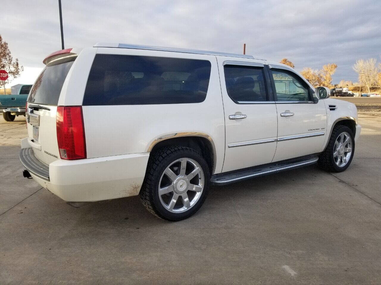 Used 2011 Cadillac Escalade ESV Luxury image 4