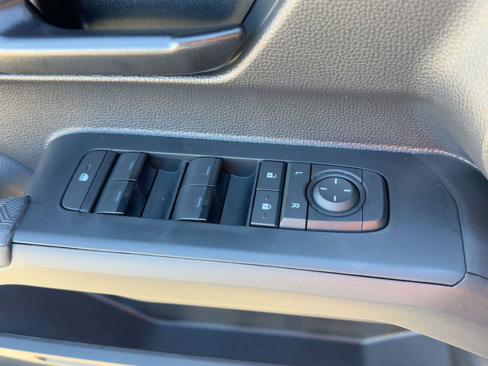Used 2025 Toyota Tacoma SR5 AWD/4WD image 30