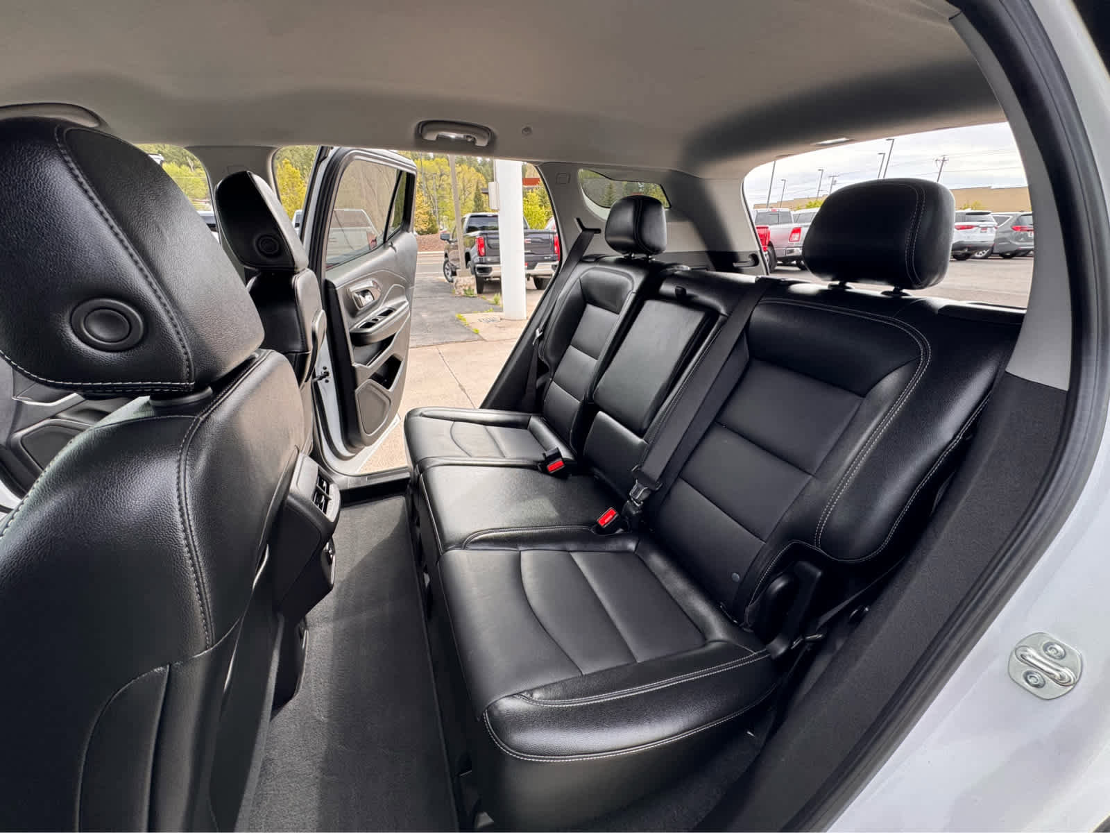 Used 2024 GMC Terrain SLT image 10