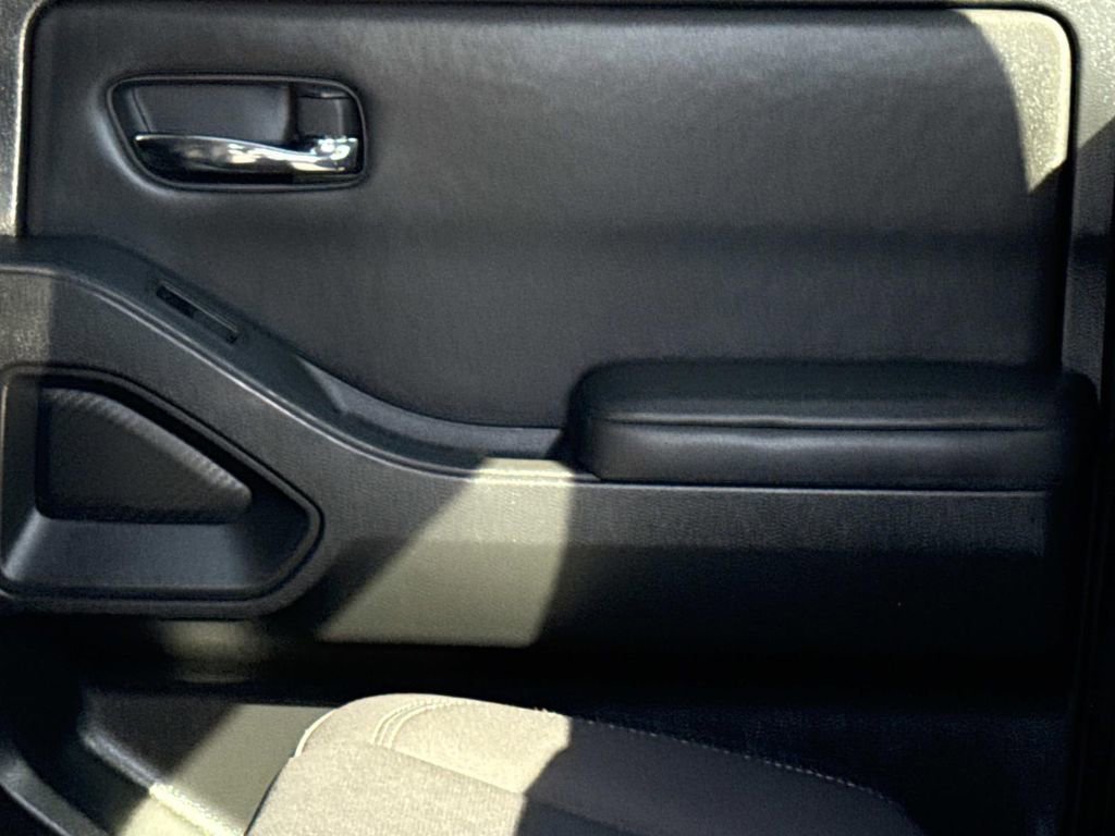 Used 2022 Nissan Frontier SV image 14
