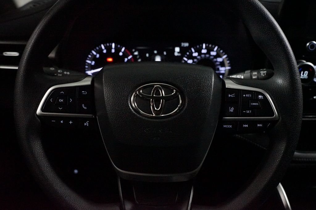 Used 2023 Toyota Highlander L FWD image 12