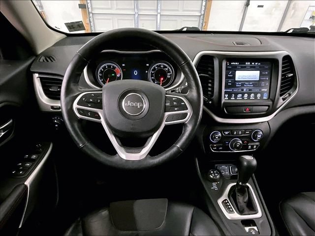 Used 2017 Jeep Cherokee Trailhawk w/ Cold Weather Group AWD/4WD image 5