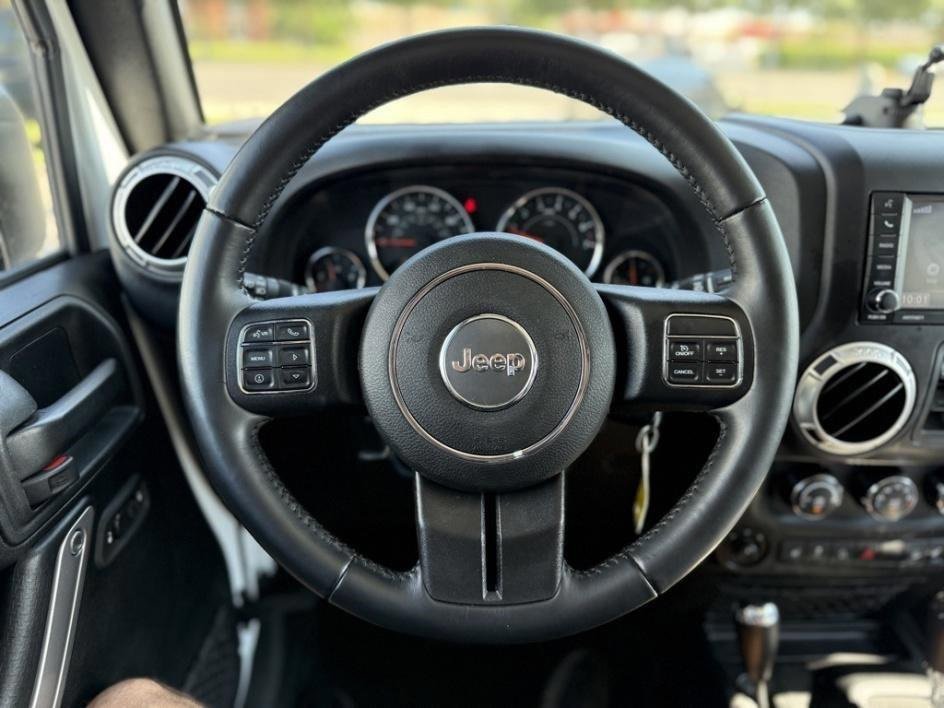 Used 2017 Jeep Wrangler Unlimited Rubicon w/ Connectivity Group image 23