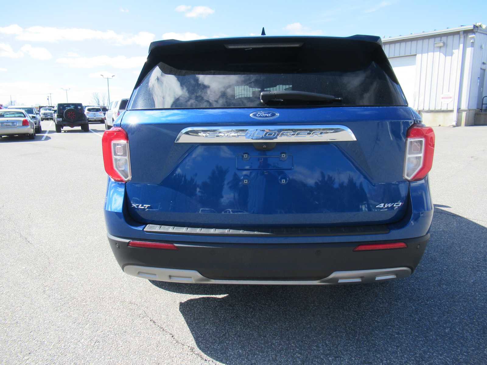 Used 2022 Ford Explorer XLT w/ Equipment Group 202A image 6