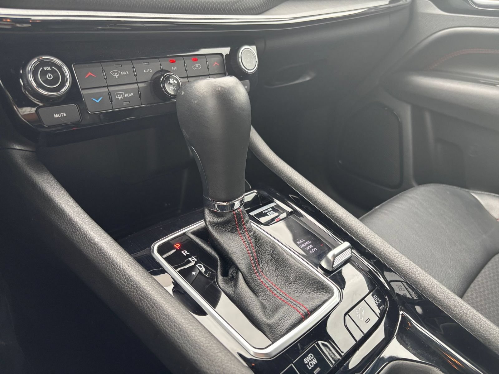Used 2025 Jeep Compass Trailhawk AWD/4WD image 34