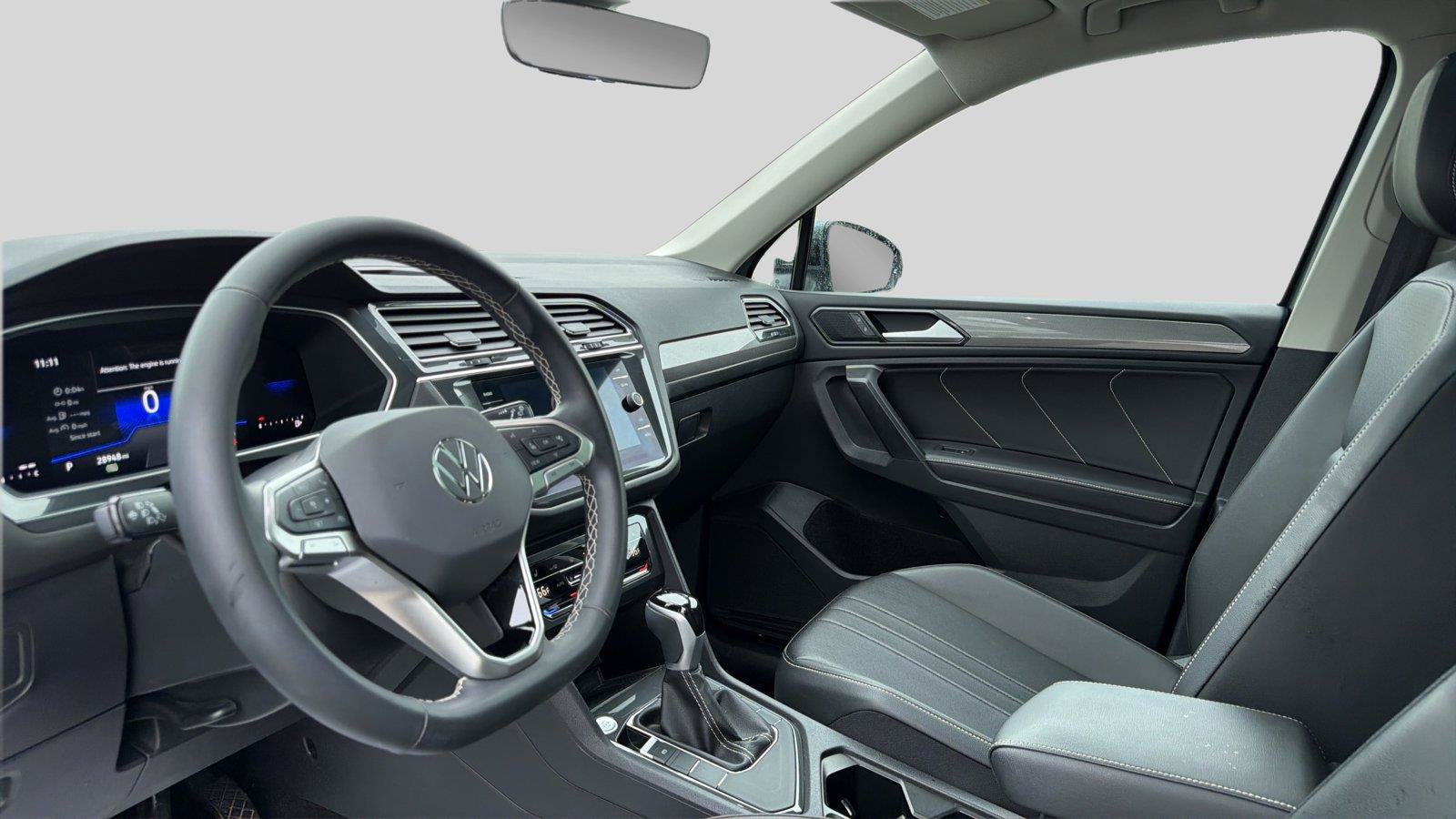 Used 2024 Volkswagen Tiguan SE w/ Panoramic Sunroof Package FWD image 16