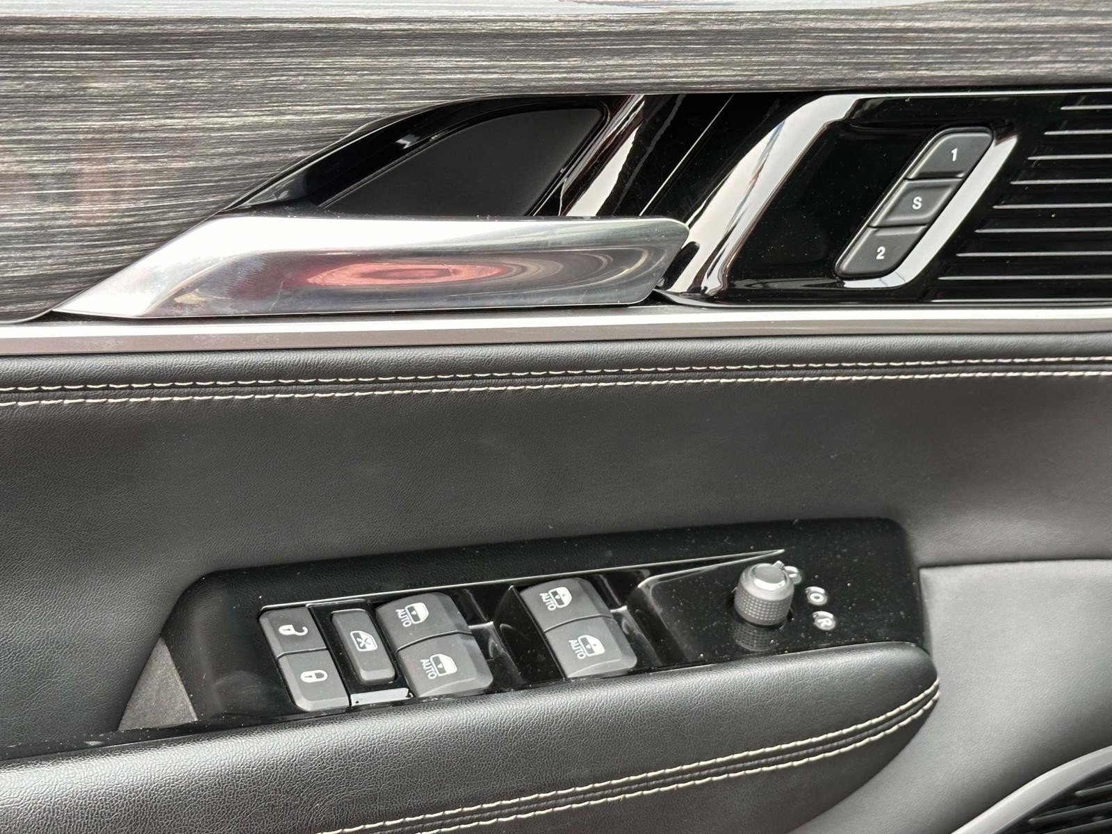 Certified 2022 Jeep Wagoneer Series III w/ Premium Group I AWD/4WD image 13