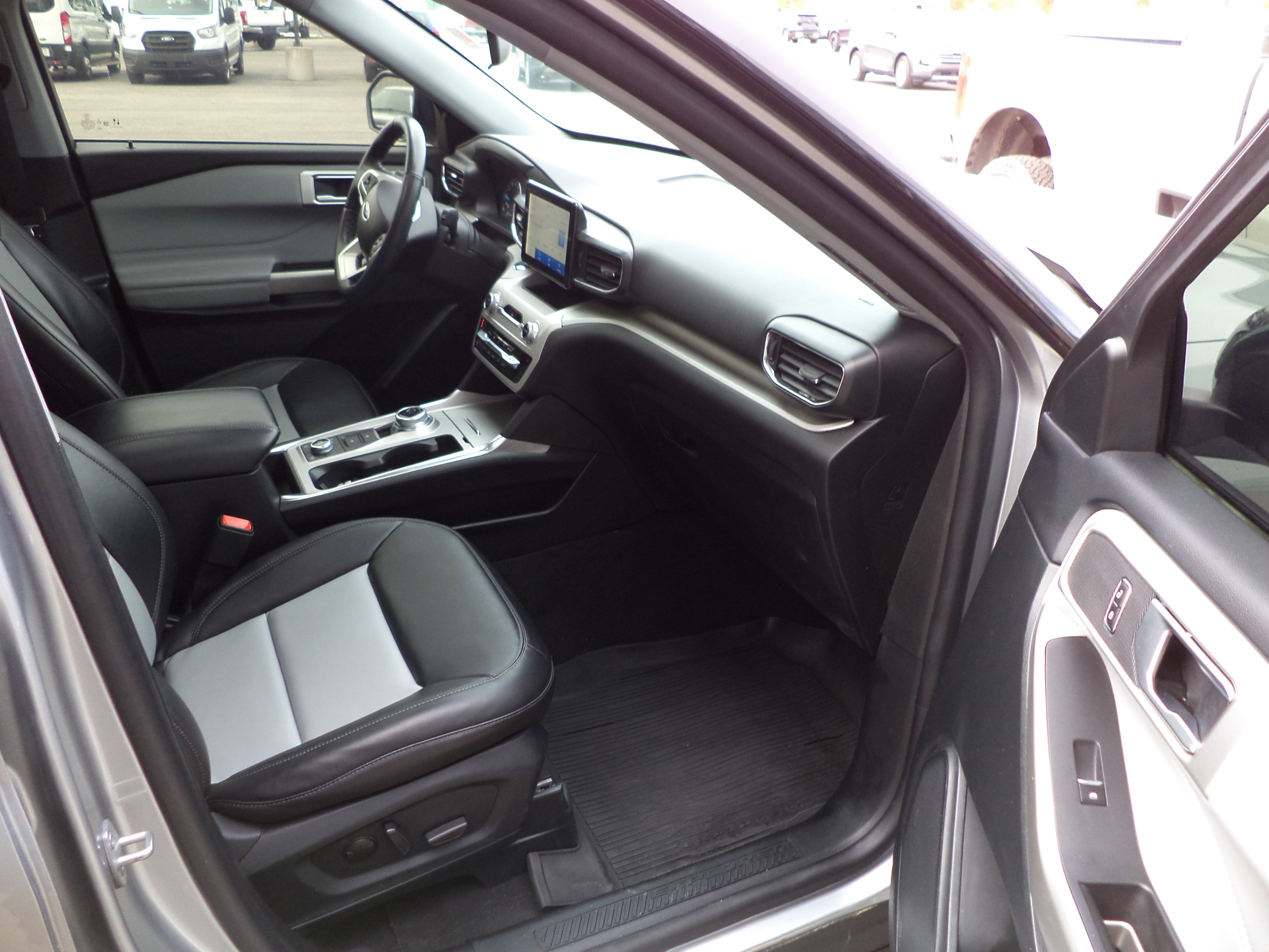 Used 2023 Ford Explorer XLT w/ Equipment Group 202A image 8