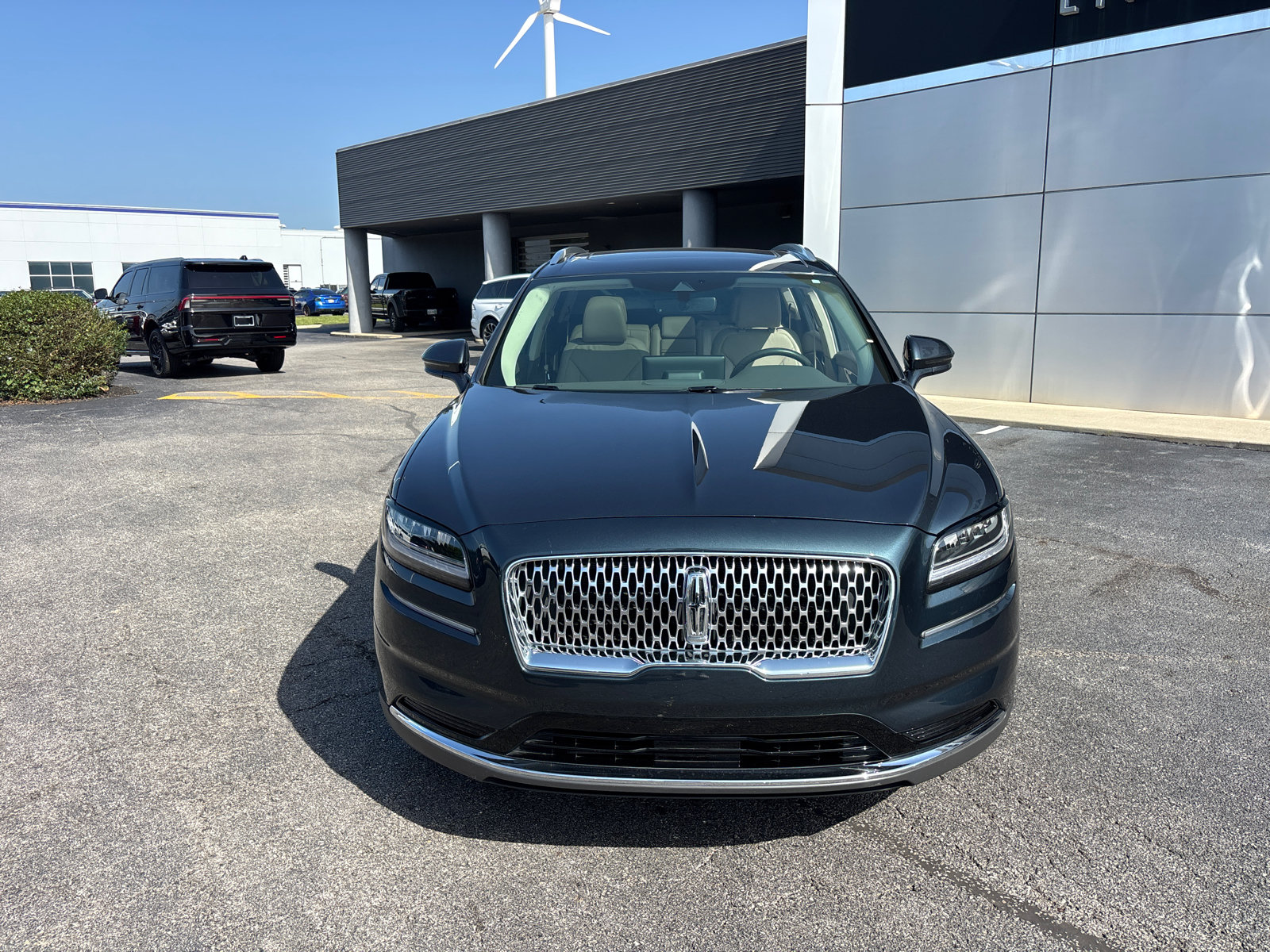Used 2023 Lincoln Nautilus Reserve w/ Cargo Utility Package AWD/4WD image 2