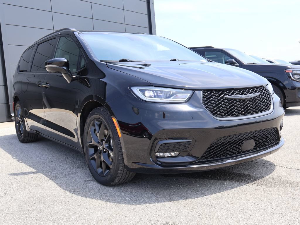 Used 2025 Chrysler Pacifica Limited FWD image 6