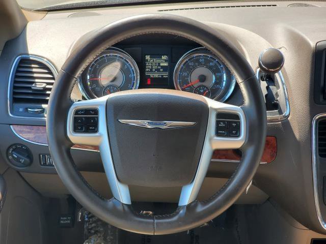 Used 2015 Chrysler Town & Country Touring FWD image 21