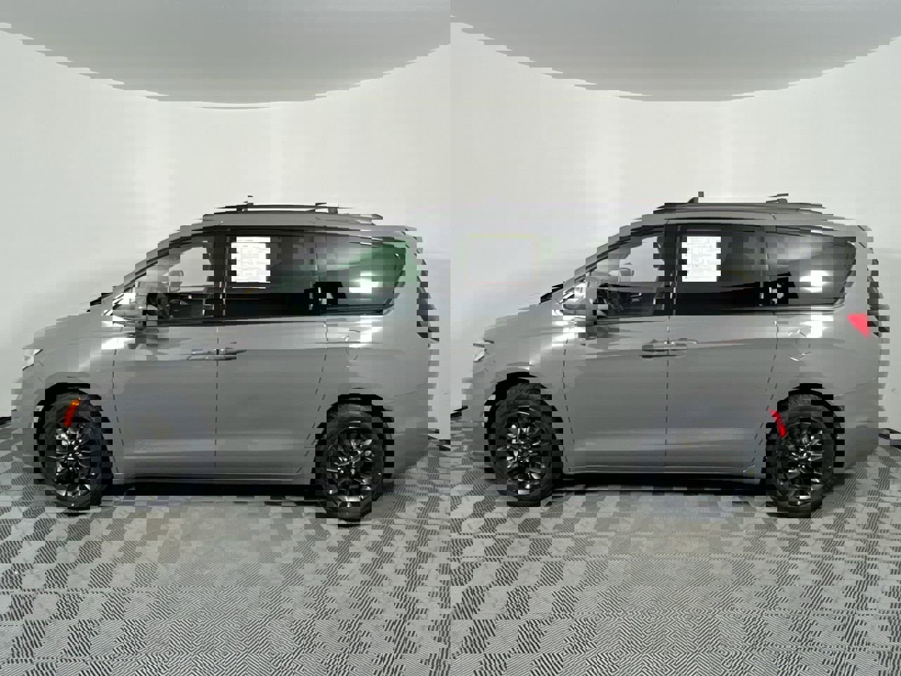 Used 2021 Chrysler Pacifica Touring-L w/ S Appearance Package image 6