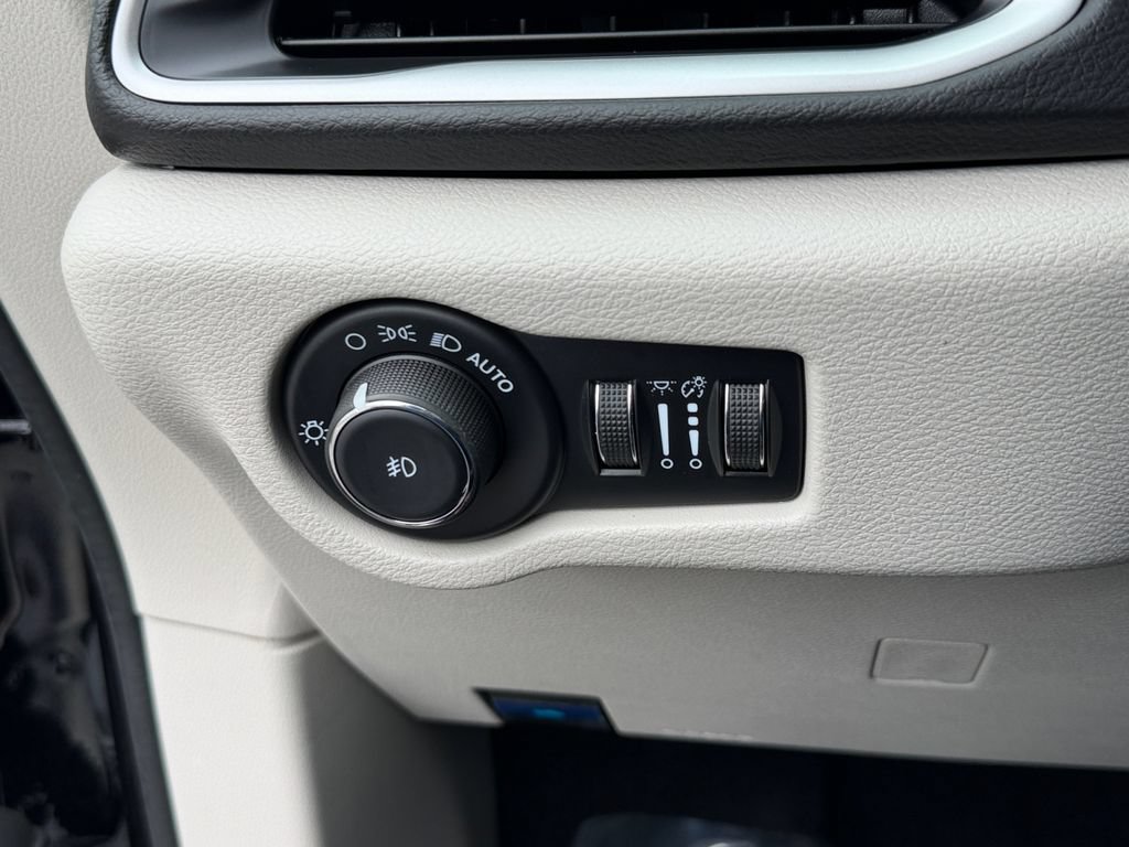 Used 2024 Chrysler Pacifica Touring-L FWD image 31