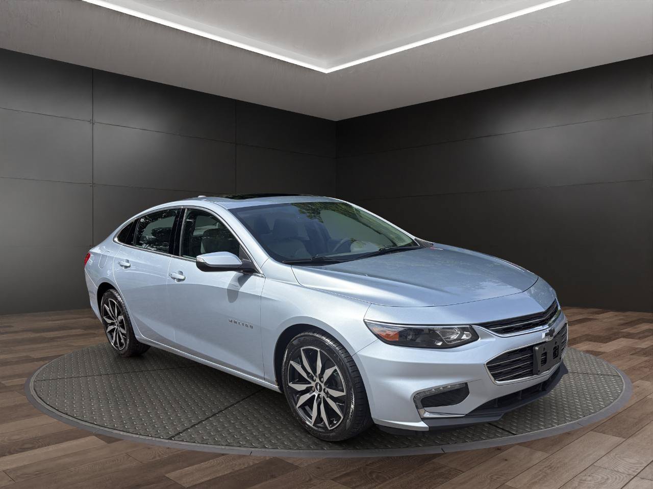 Used 2017 Chevrolet Malibu LT w/ Leather Package FWD image 2