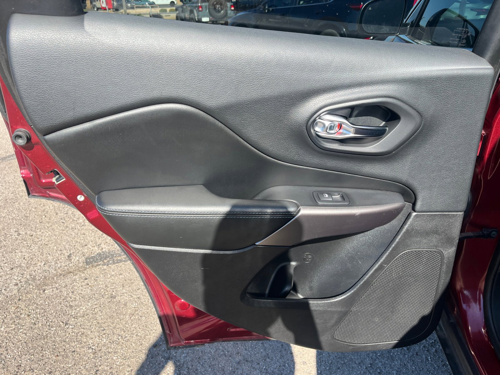 Used 2019 Jeep Cherokee Latitude Plus image 16