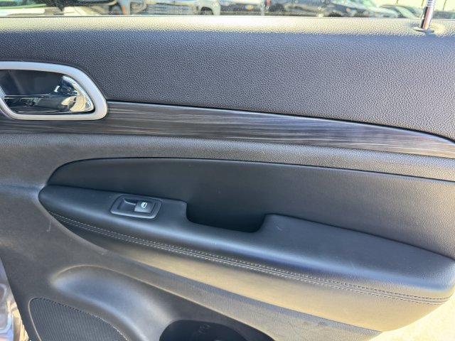 Used 2019 Jeep Grand Cherokee Laredo w/ Laredo X Package RWD image 9
