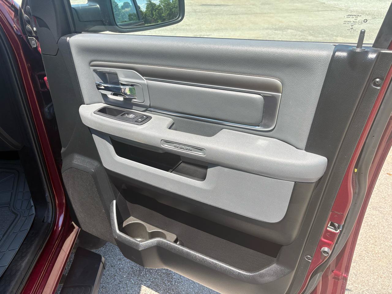 Used 2017 RAM 1500 Classic SLT AWD/4WD image 38