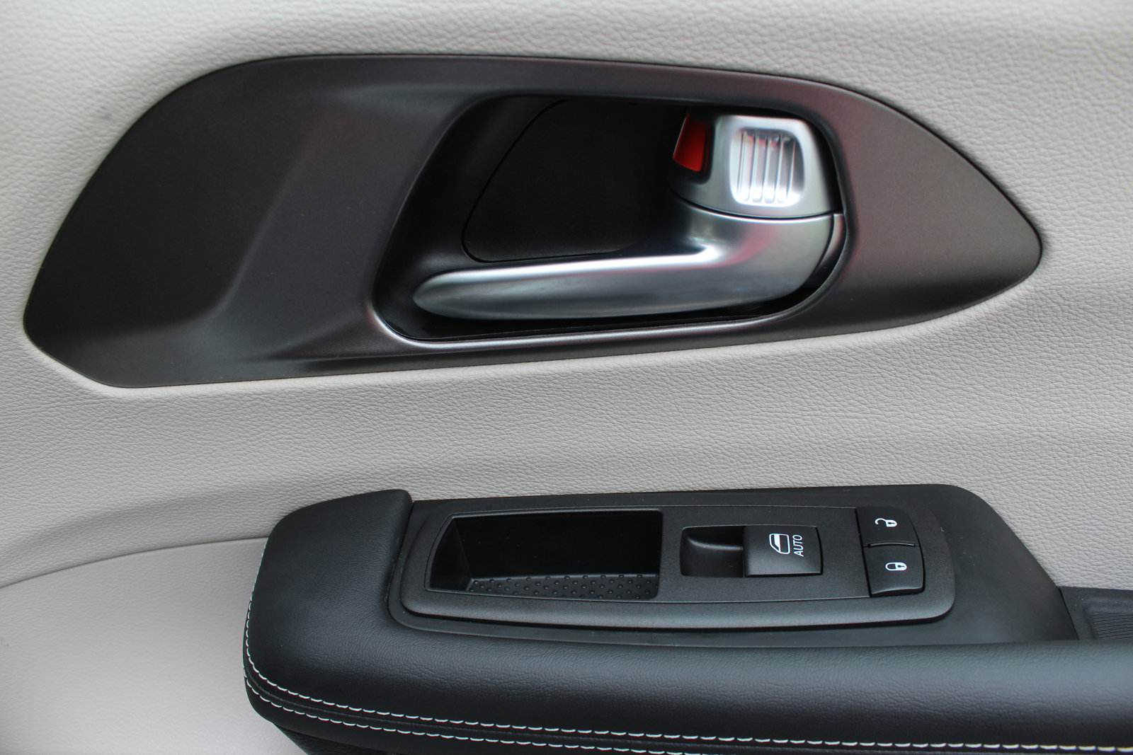 Used 2024 Chrysler Pacifica Select image 57