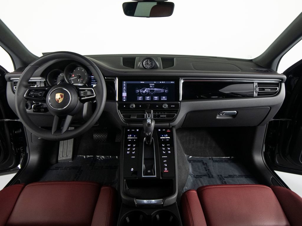 Certified 2025 Porsche Macan AWD/4WD image 32