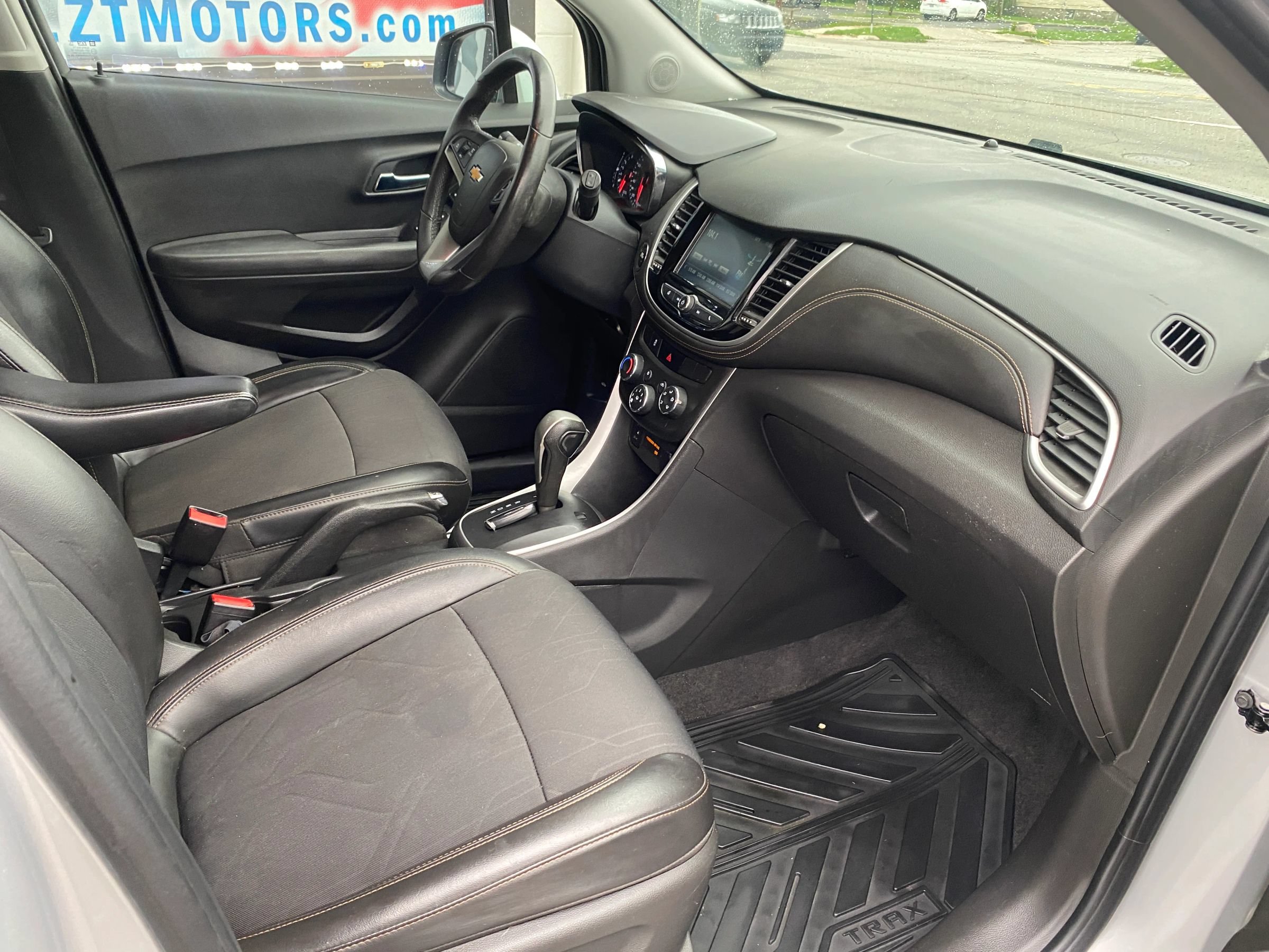 Used 2017 Chevrolet Trax LT w/ LT Convenience Package AWD/4WD image 12