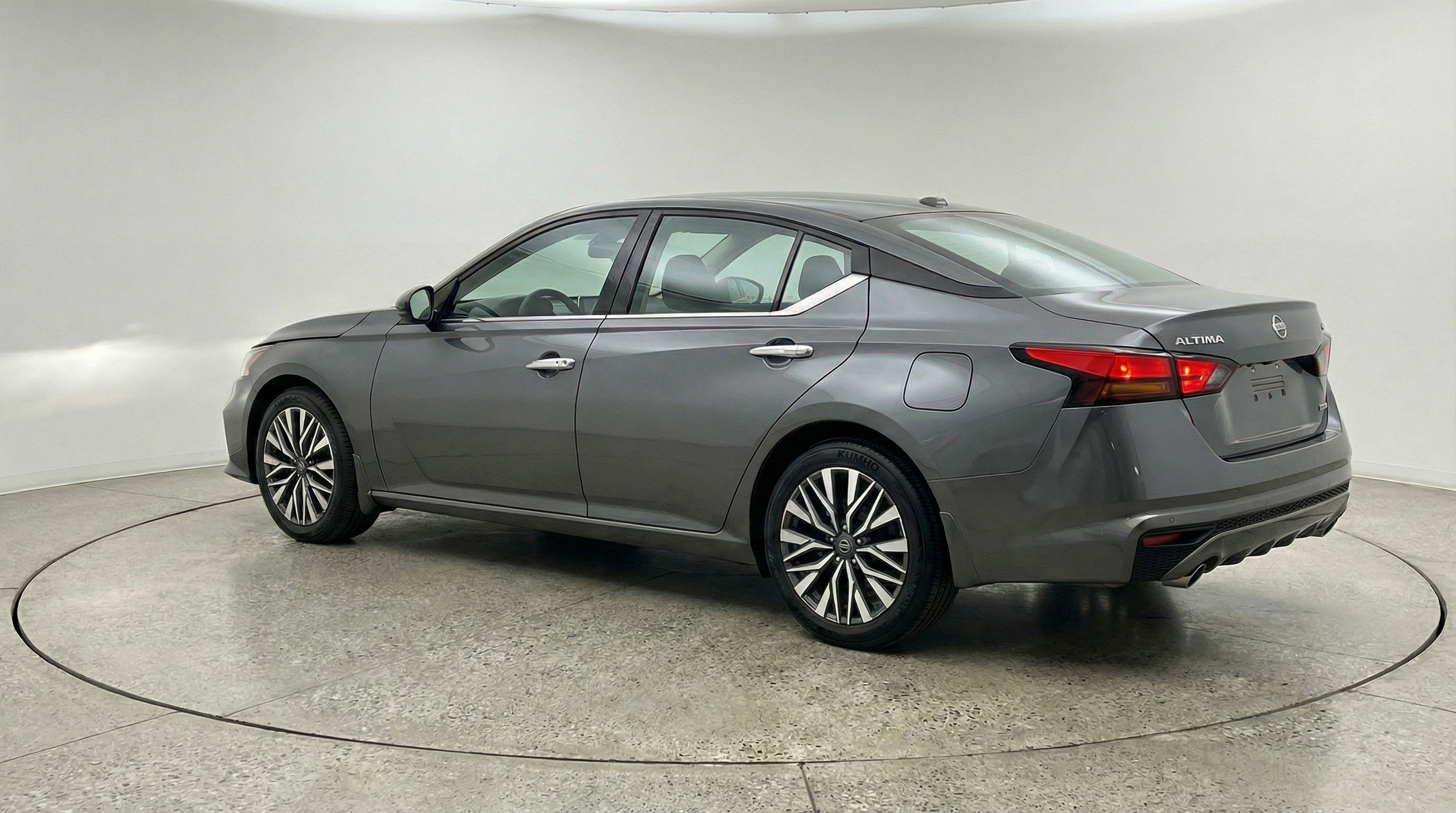 Used 2025 Nissan Altima 2.5 SV FWD image 6