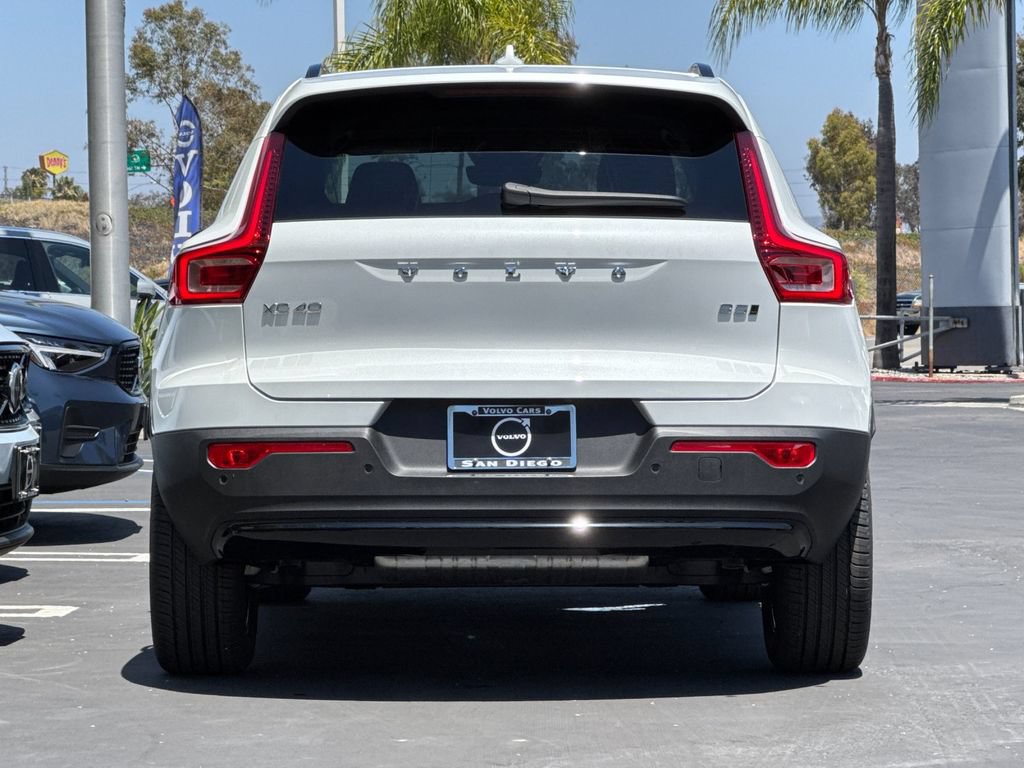 New 2026 Volvo XC40 B5 Core w/ Climate Package AWD/4WD image 4