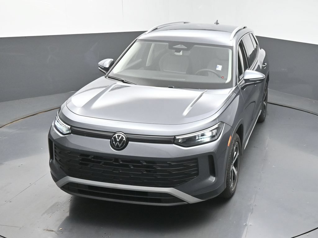 Used 2025 Volkswagen Tiguan SE FWD image 44