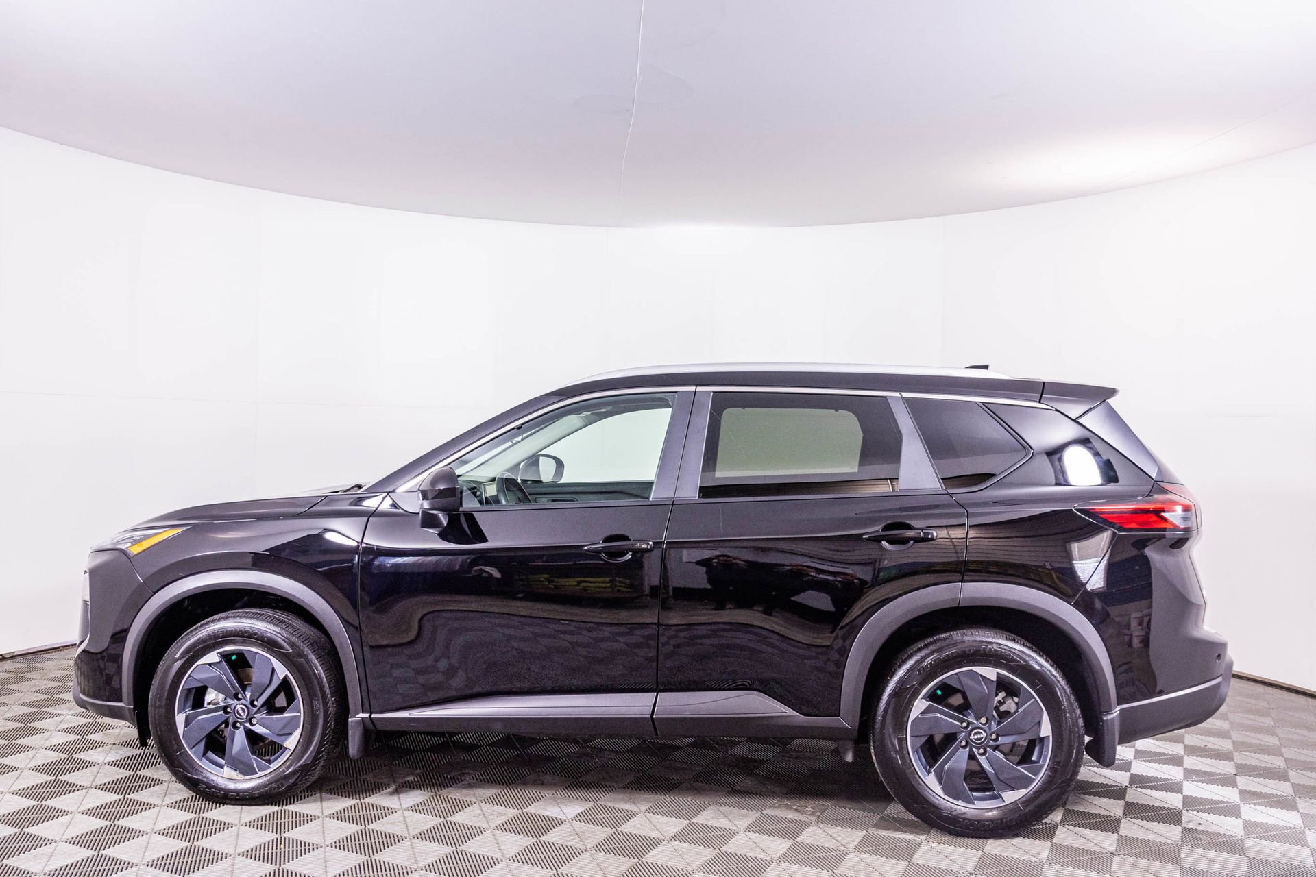 Used 2024 Nissan Rogue SV w/ SV Premium Package image 15