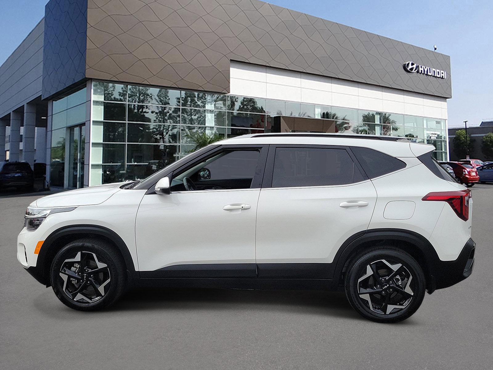Used 2025 Kia Seltos EX FWD image 3