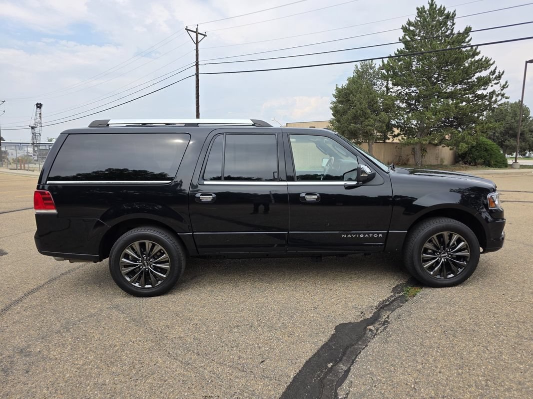 Used 2017 Lincoln Navigator L Select AWD/4WD image 9