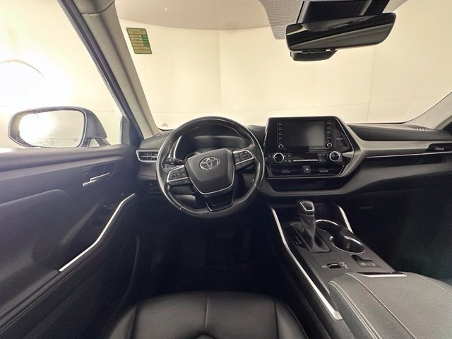 Used 2021 Toyota Highlander XLE AWD/4WD image 23