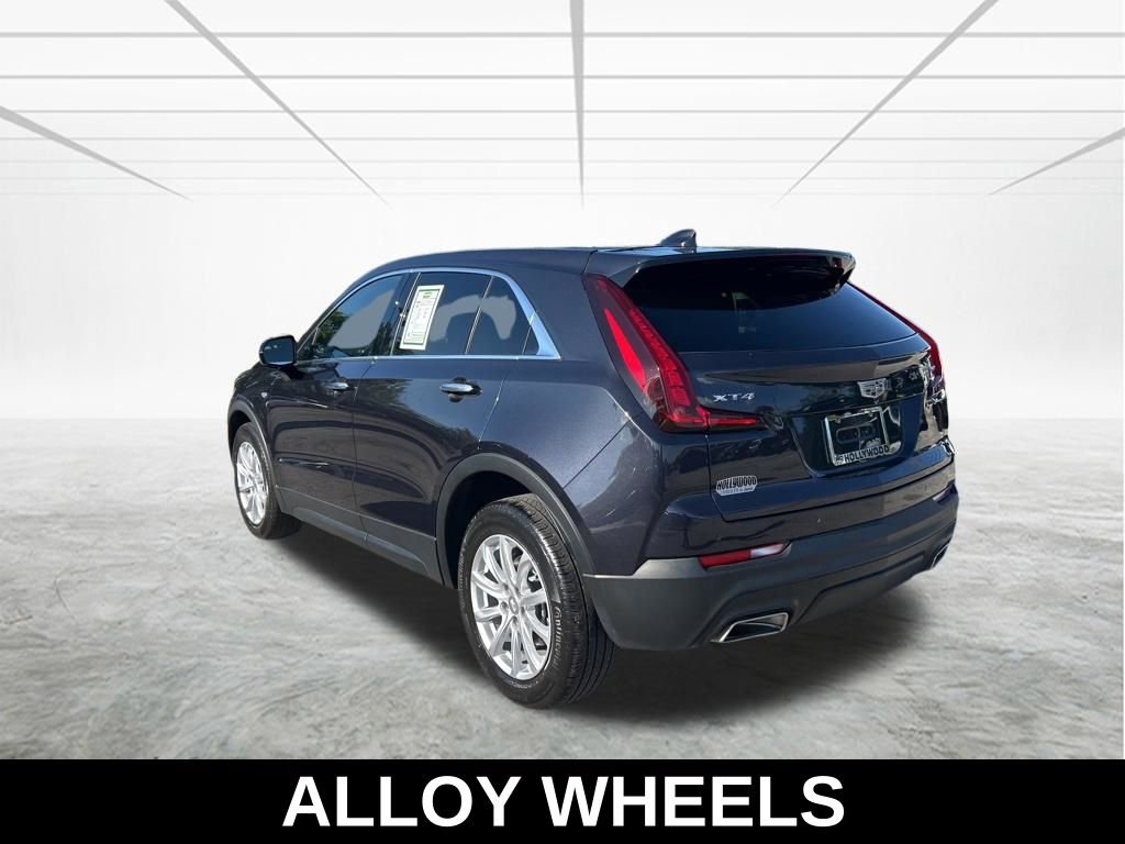 Used 2023 Cadillac XT4 Luxury w/ Cold Weather Package FWD image 7