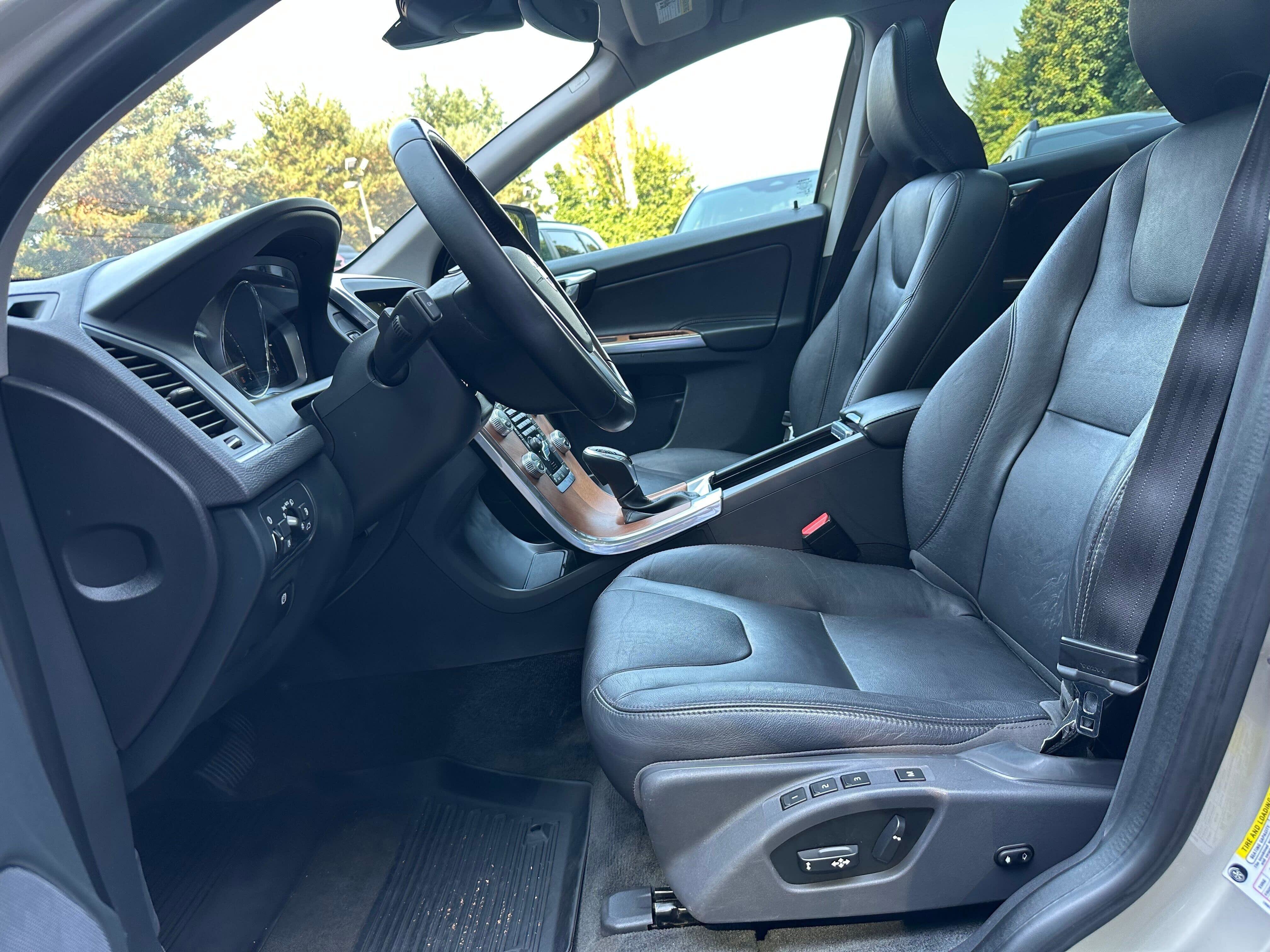 Used 2017 Volvo XC60 T6 Inscription w/ Preferred Option Package image 18