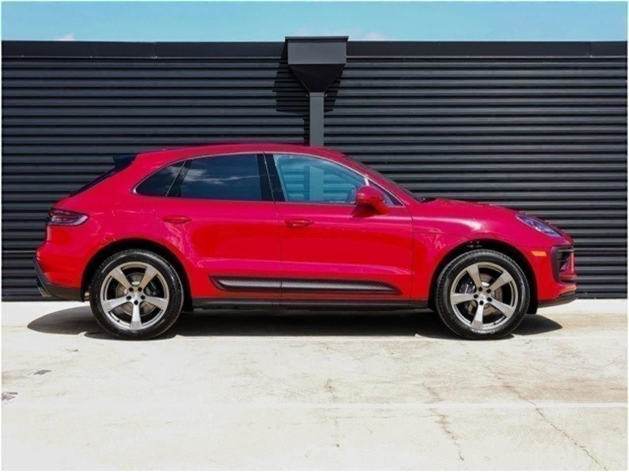 Certified 2025 Porsche Macan AWD/4WD image 8