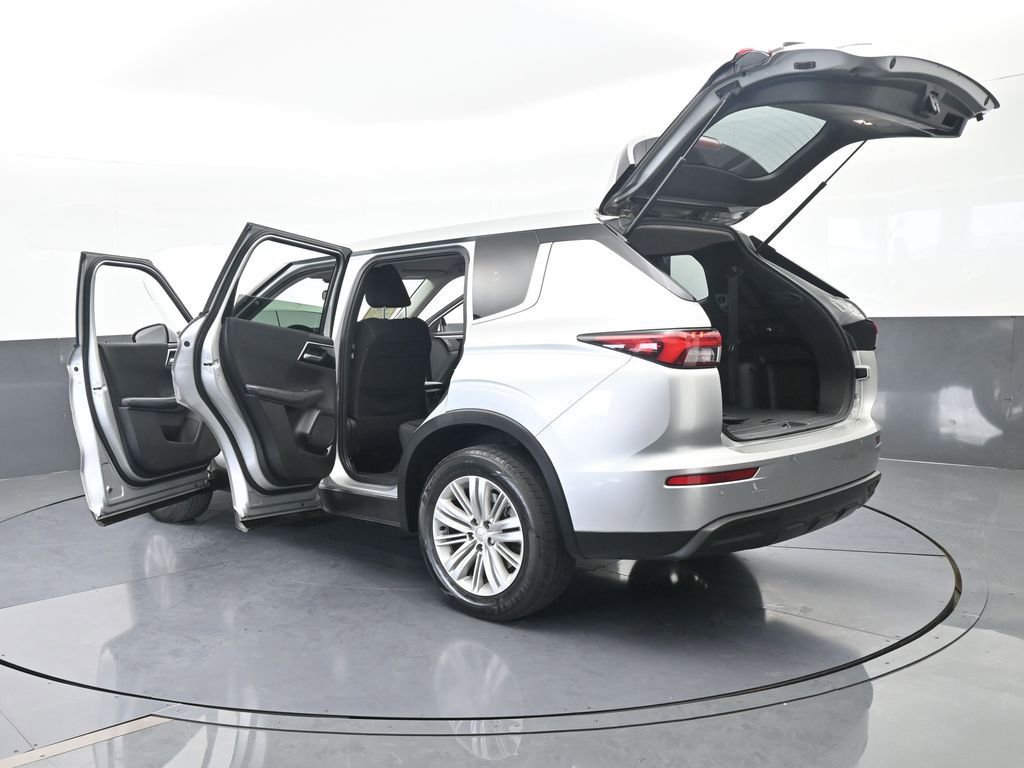 Used 2024 Mitsubishi Outlander ES image 39