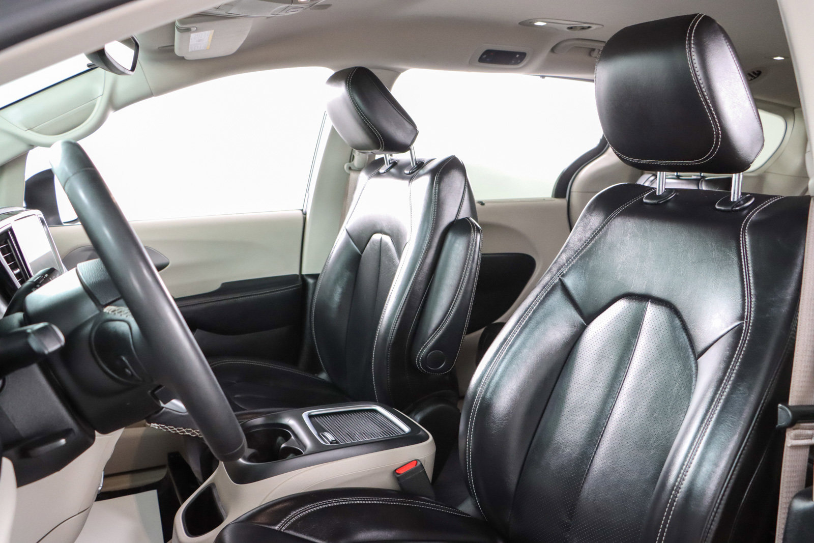 Used 2023 Chrysler Pacifica Touring-L image 24