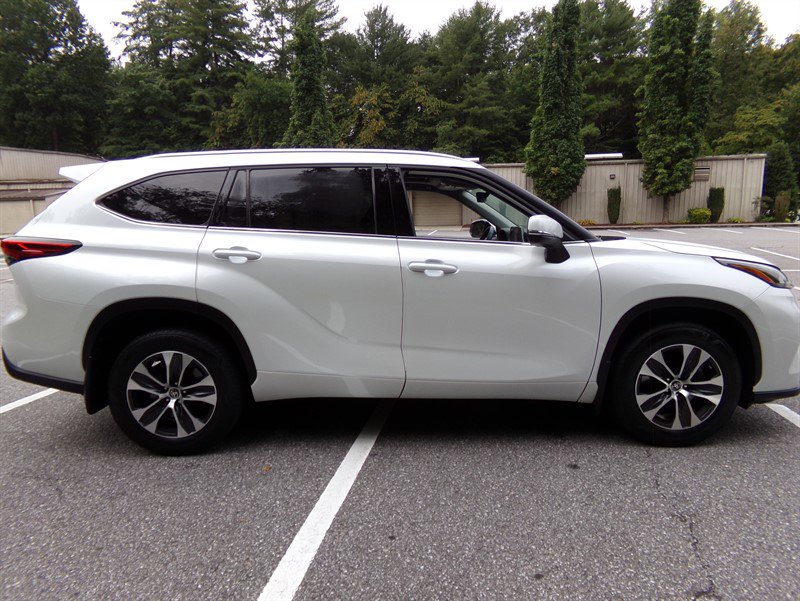 Used 2022 Toyota Highlander XLE image 3