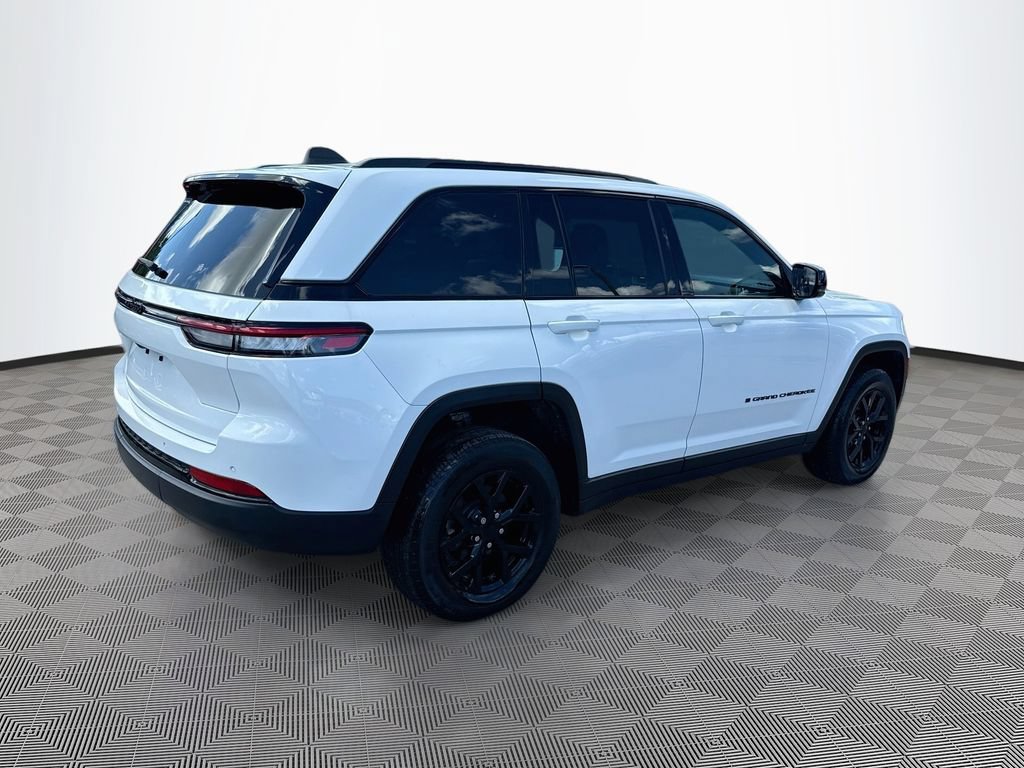 Used 2024 Jeep Grand Cherokee Altitude RWD image 6