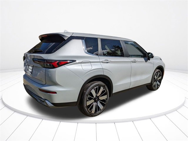 New 2025 Mitsubishi Outlander SE image 4