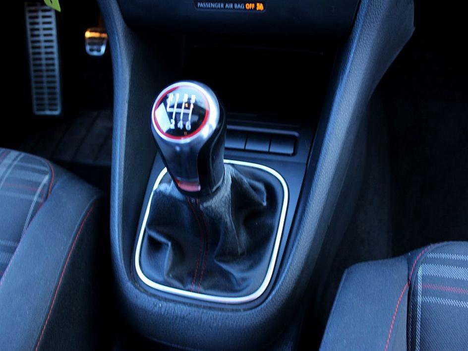 Used 2010 Volkswagen GTI 2-Door image 15