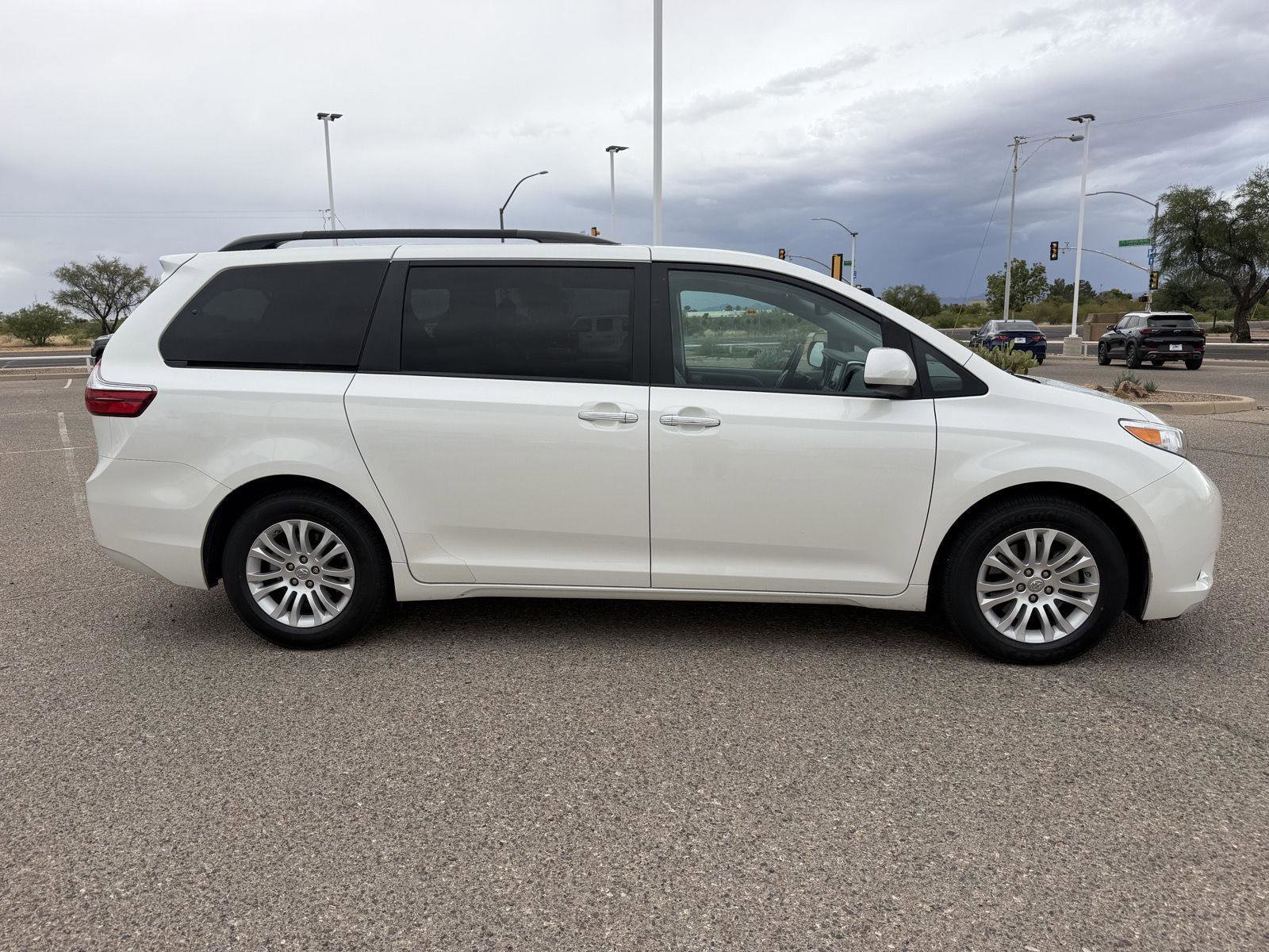 Used 2017 Toyota Sienna XLE w/ XLE Navigation Package FWD image 6