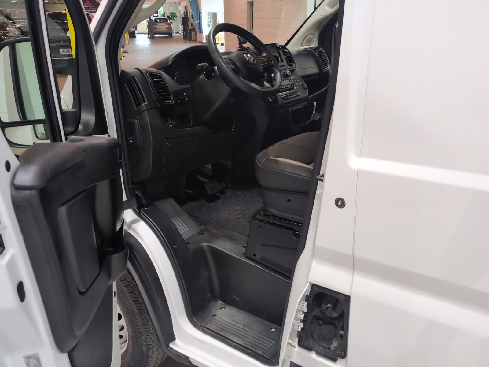 Used 2025 RAM ProMaster 2500 w/ Convenience Group FWD image 14