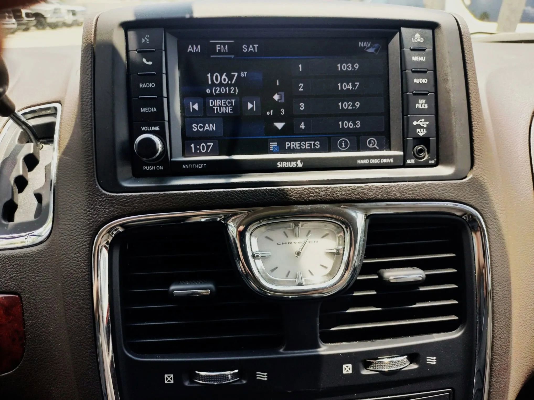 Used 2014 Chrysler Town & Country Touring-L w/ Driver Convenience Group FWD image 26